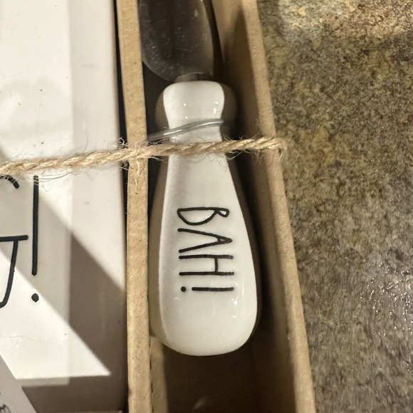 RAE DUNN Christmas Bah Humbug! Cheese Board and Knife Spreader Set NEW NIB - Picture 5 of 6